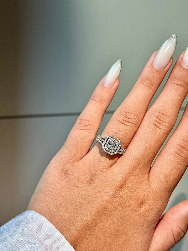 Gerçekten çok zarif bir yüzük. Baget taşların ışıltısı parmağımda harika görünüyor, özel günler için kusursuz bir seçim.	