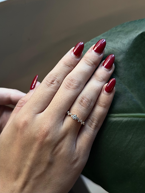 Taşın parlaklığı ve işçiliği beklentimin üstünde. Özel tasarım dokunuşlar yüzüğe karakter ve sofistike bir hava katıyor.