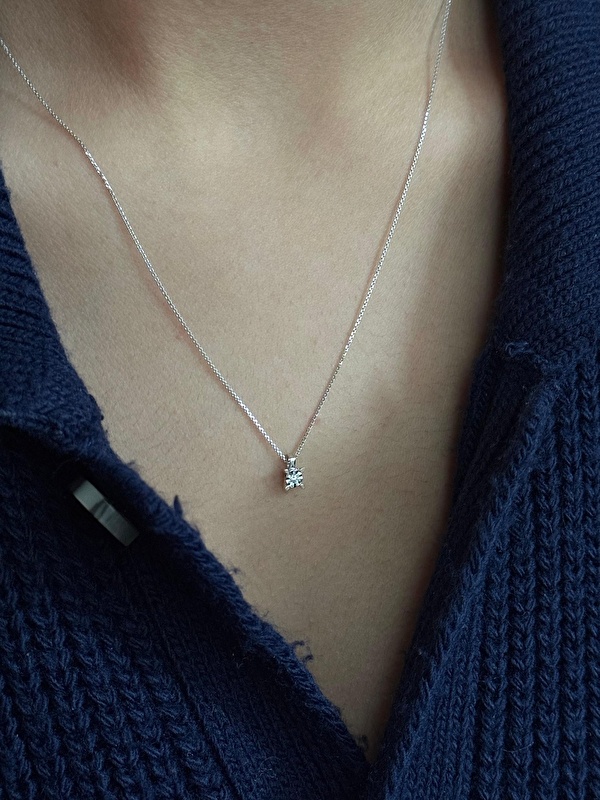 Kolye, minimal ve zarif bir detay arayanlar için ideal. Pırlantası ışığı güzel yansıtıyor ve kaliteli bir duruş sergiliyor.