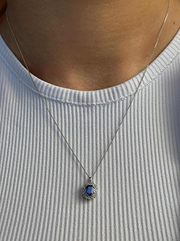 Safirin asil duruşu ve pırlantanın ışıltısı bu özel tasarımda çok güzel bir şekilde buluşmuş. Blue Diamond kalitesi yine farkını ortaya koyuyor, kesinlikle tavsiye ederim.