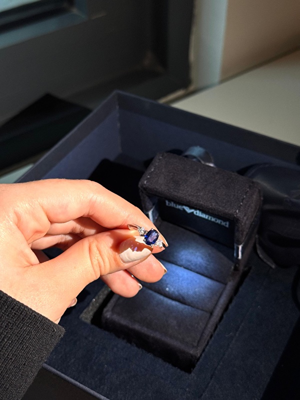 Denedim, parmakta duruşu inanılmaz asil. Safirin derin rengi pırlantayla birleşince çok güçlü bir etki yaratıyor.