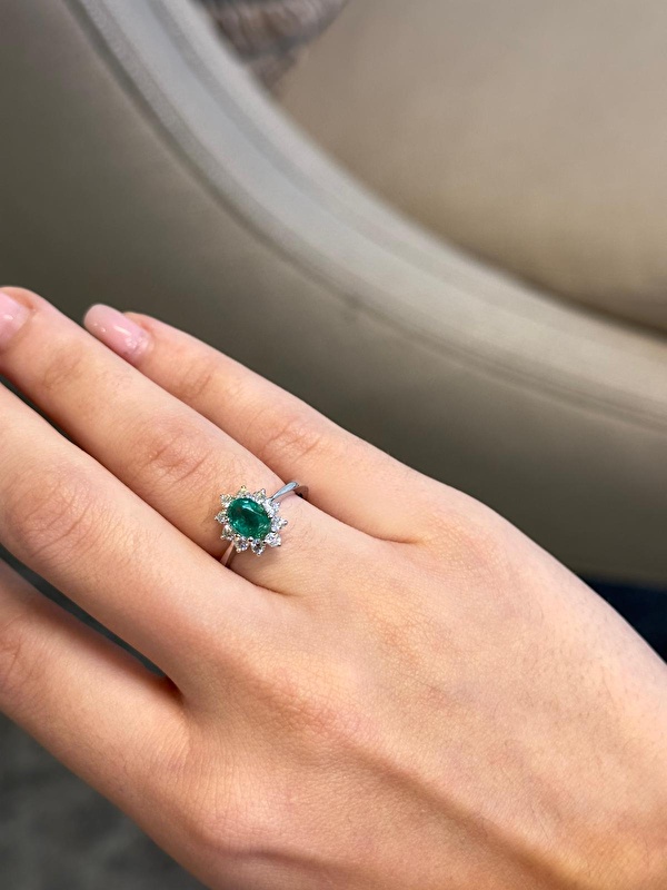 Pırlanta detayları zümrüt taşını mükemmel şekilde ön plana çıkarıyor. Özel günlerde tüm dikkatleri üzerine çeken çok klas bir tasarım