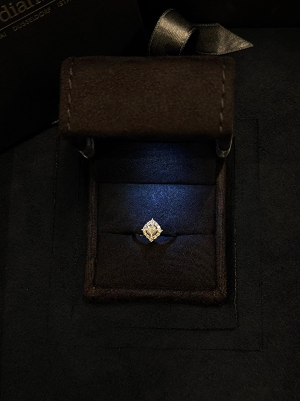 Klasik tektaşlardan farklı, daha modern ve şık bir havası var. Günlük kullanımda bile çok zarif