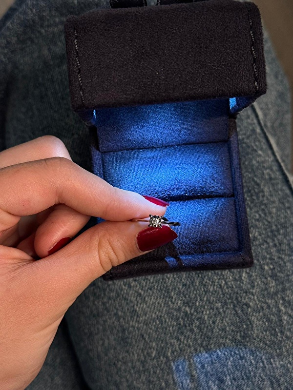 Minimal tasarımına rağmen ışığıyla göz kamaştırıyor. İlk pırlantam olarak aldım, her baktığımda yüzümde tebessüm oluşturuyor