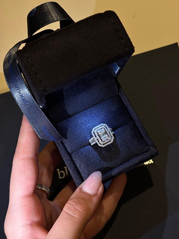 Yüzük hafif ve rahat, günlük kullanımda bile hiç rahatsız etmiyor. Taşın parlaklığı güzel ve sade bir şıklık katıyor.