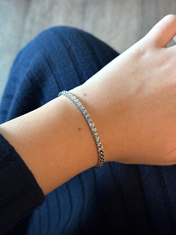 0,50 karat pırlantaların ışıltısı zarif ve göz alıcı. Su yolu tasarımı bileğe şık bir dokunuş katıyor.