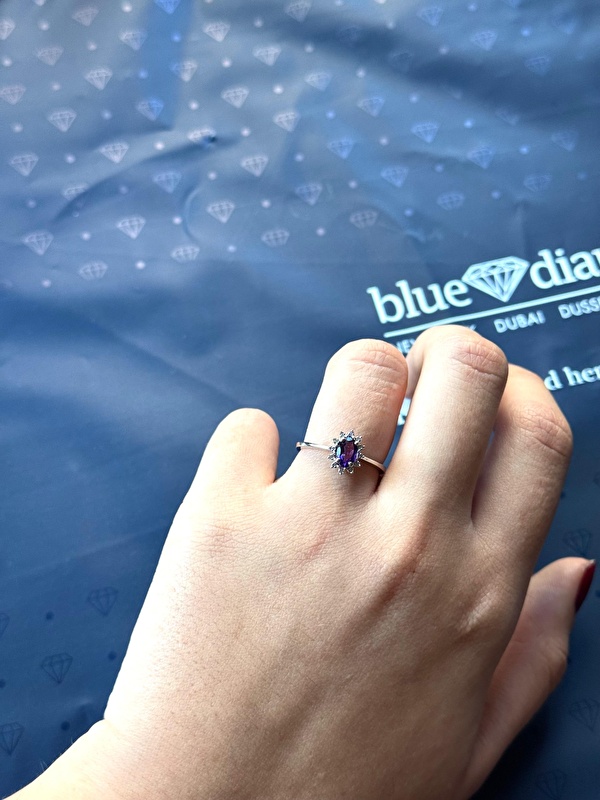Ametistin rengi pırlantayla birleşince çok zarif bir görünüm oluşuyor.