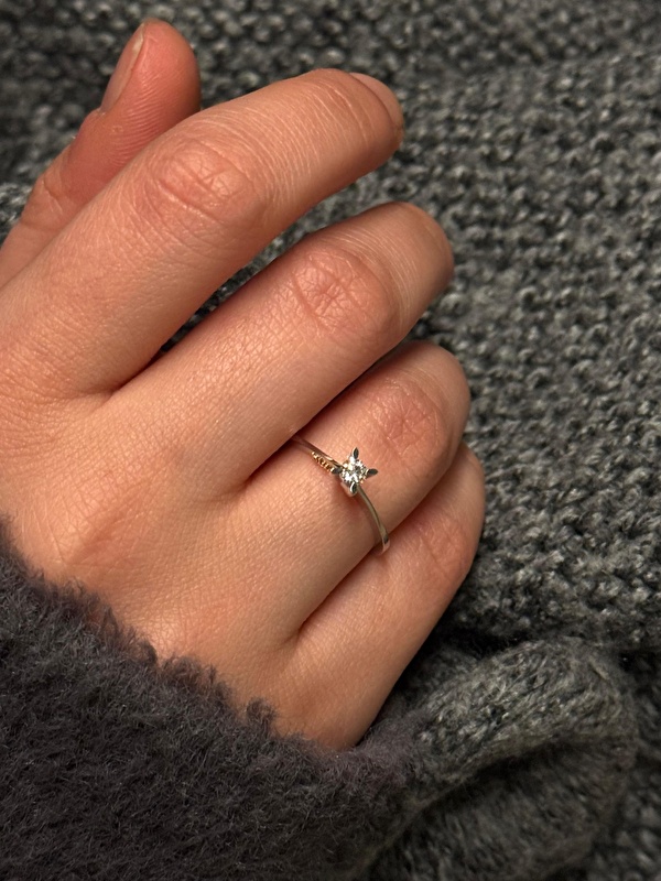 Parmakta dengeli ve temiz bir duruşu var. Denedim ve gerçekten özel hissettiren bir tektaş