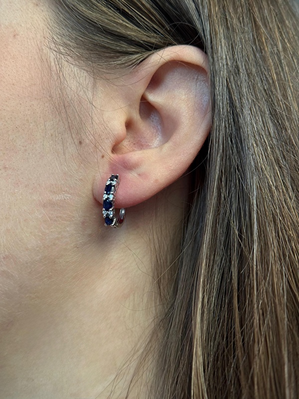 Safirin rengi inanılmaz canlı, özel tasarım olduğu kulağımda duruşundan hemen belli oluyor. Pırlantalarla birleşince gerçekten çok etkileyici bir parça.